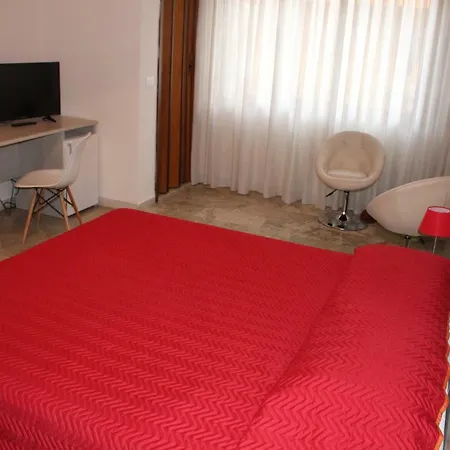 Sant'adriana Apartman *